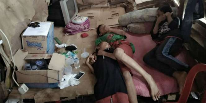 Perjuangan Terakhir Sang Loper Koran Penghuni Rumah Reyot
