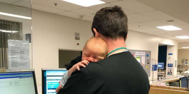 Sambil Gendong Bayi Pasien, Dokter Ini Jalankan IGD