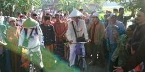 Dua Pria Kebumen Berhaji Naik Sepeda Onthel