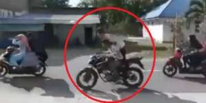 2 Siswa SMA Pamer Aksi di Atas Motor, Ujungnya Nyungsep ke Got