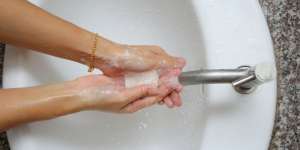 Najis Tidak Dibasuh dan Dibiarkan Kering, Jadi Suci?