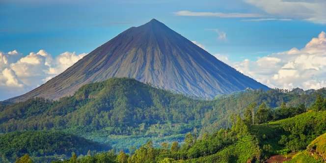 Melihat Gunung Meletus dari Jarak Dekat di NTT