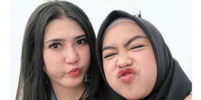 Diajak Ria Ricis Pose Konyol, Wajah Via Vallen Jadi Sorotan