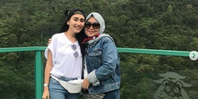 Plesir ke Vila, Ibunda Ayu Ting Ting Pakai Banyak `Pengawal`?