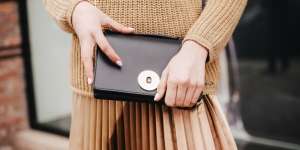 Britannia Ika: 5 Benda Penting di Dalam `Clutch`