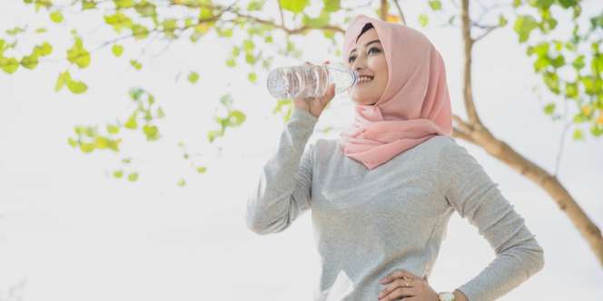 Rasul Larang Minum Langsung dari Mulut Botol, Ini Faedahnya