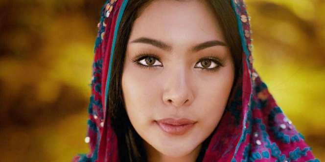 Berkerudung, Pesona Teman Spesial Ivan Gunawan Bikin Luluh
