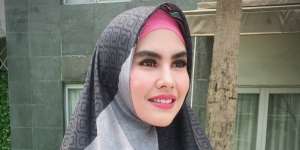 Inspirasi Gamis Kekinian ala Kartika Putri
