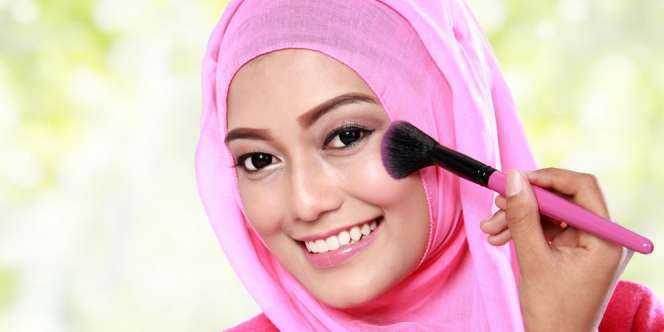 Trik Agar Foundation Tidak Menggumpal dan Luntur