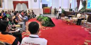Dengar Curhat Sopir Truk, Jokowi: Cap Itu Apa?