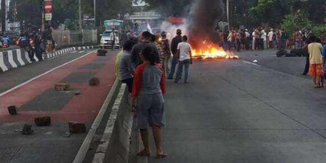 Tolak Pengusiran Rumah Dinas, Jalan Arteri Pondok Indah Lumpuh