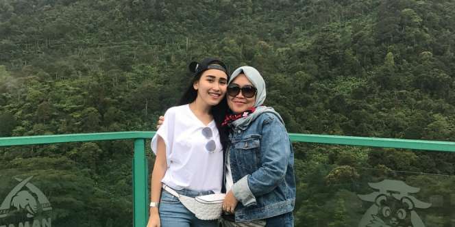 Foto Tanpa Makeup, Wajah Ibu Ayu Ting Ting Jadi Sorotan