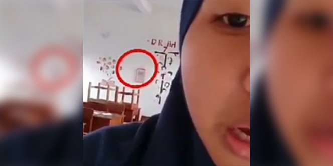 Siswi Ini Nyanyi Sendiri di Kelas, Tiba-tiba Ada Penampakan