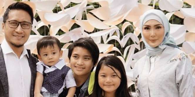 Arie Untung Rutin Ajak Kedua Anak Ikut Kajian Agama