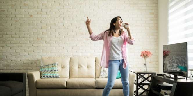 Perempuan Ini Dilarang Bernyanyi oleh Warga Satu Kota
