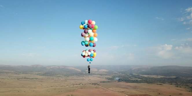 Lintasi Afrika, Pria Terbang dengan 100 Balon Gas