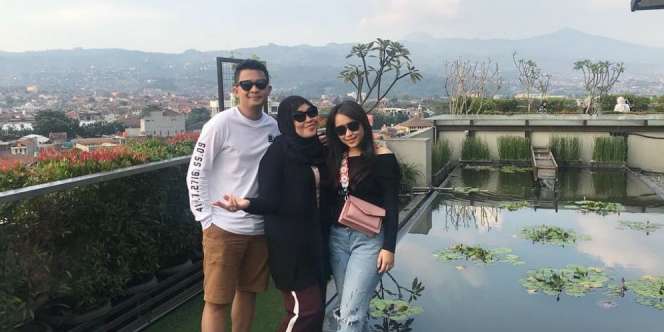 Liburan ke Bandung, Baju Adik Ayu Ting Ting Dicibir
