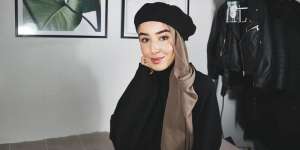 Imane Asry: Gaya Hijab Topi Baret, Dijamin Bikin Tak Monoton