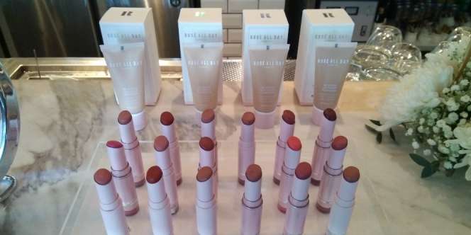 Foundation Berkandungan Ringan, Cocok untuk Tampilan Flawess