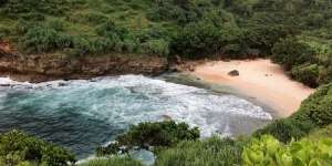Kemping Anti-Mainstream di Pinggir Pantai Ngetun