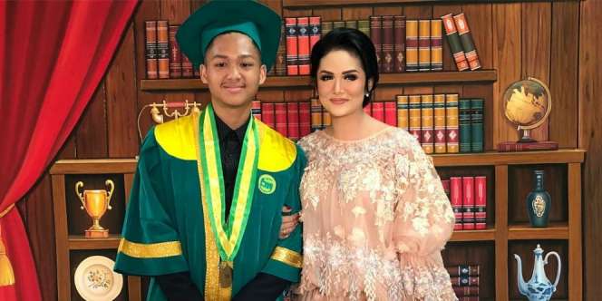 Gaya Krisdayanti di Wisuda Azriel, Tenteng Tas Ratusan Juta!