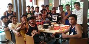 Ada yang Aneh Saat Kumpulan Pemuda Pamer Makanan di Restoran
