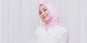 Tampil Manis Saat Iftar ala Fatin Shidqia