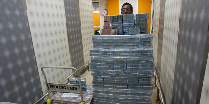 Penampakan Satu Troli Duit Tunai Rp87 Miliar Milik Koruptor