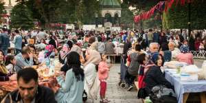 Uniknya Ramadan, 4 Pengeluaran Ini Cuma Ada di Bulan Puasa