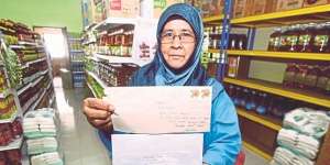 Buka Toko di Tengah Kebun, Dicibir Cuma Monyet Pembelinya