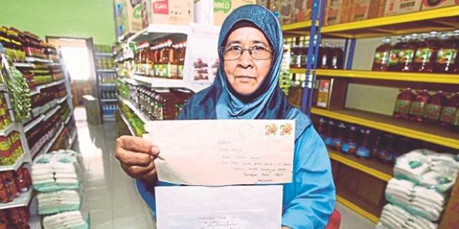 Buka Toko di Tengah Kebun, Dicibir Cuma Monyet Pembelinya
