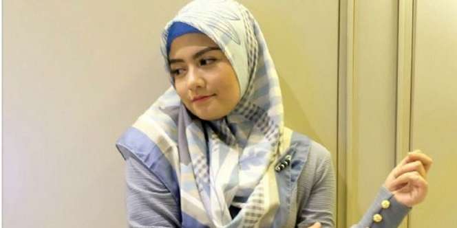 4 Busana untuk Pengajian Bulan Ramadan ala Tika Ramlan