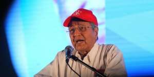 Viral Sandal Bata Mahatir Muhammad, Netizen Beri Pujian