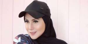 Tren Tahun Ini! Intip 5 Gaya Seleb Pakai Hijab Topi