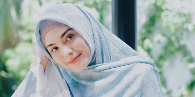 Penampilan Adem Vebby Palwinta Bikin Hati Bergetar 