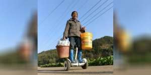 Keren.. Petani Angkut Sayur dengan `Hoverboard`