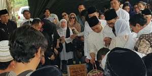 Tangis Pilu di Pusara Menantu Hatta Rajasa