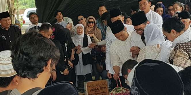Tangis Pilu di Pusara Menantu Hatta Rajasa