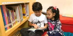 Tingkatkan Kemampuan Bahasa Si Kecil dengan 4 Langkah Ini