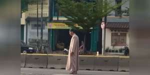 Geger Pria `Sholat` di Tengah Jalan Raya