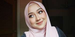 6 Langkah Cantik Alami Tanpa Makeup di Pagi Hari