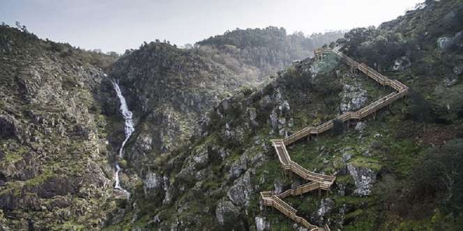 Jalan Ekstrem Menuju Puncak Bukit Pavia
