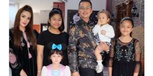 Hadiri Wisuda Anak, Gaya Busana Ussy Malah Dicibir