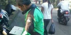 Adem, Driver Ojol Ini Sempatkan Baca Quran Saat Tunggu Orderan