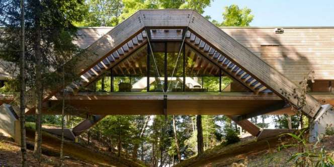 Ada Rumah Jembatan Modern Tengah Hutan, Penasaran Isinya?