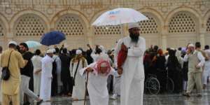 Mekah Dilanda Cuaca Ekstrem, Jemaah Umroh Diminta Waspada