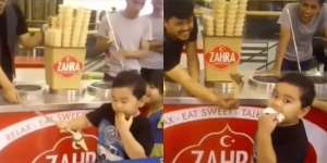 Kesal Dikerjai Penjual Es Krim, Bocah Ngambek dan Kunyah Tisu