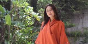 Pilihan Kaftan Stylish Luna Maya, Pas Buat Hari Raya