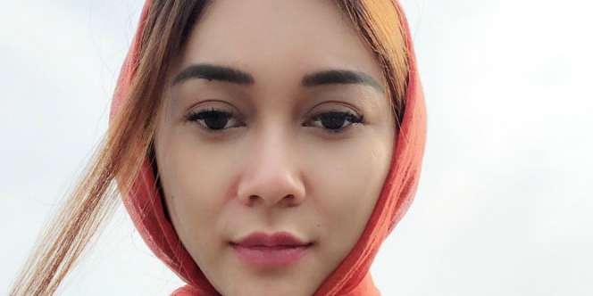 Aura Kasih Pamer Foto Jadul, Tetap Cantik?