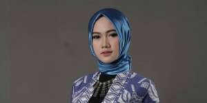Pesona Ana Lestiana, Hijabers Viral Makan Lampu Neon